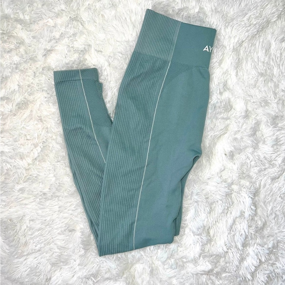 Women’s table seamless leggings size medium